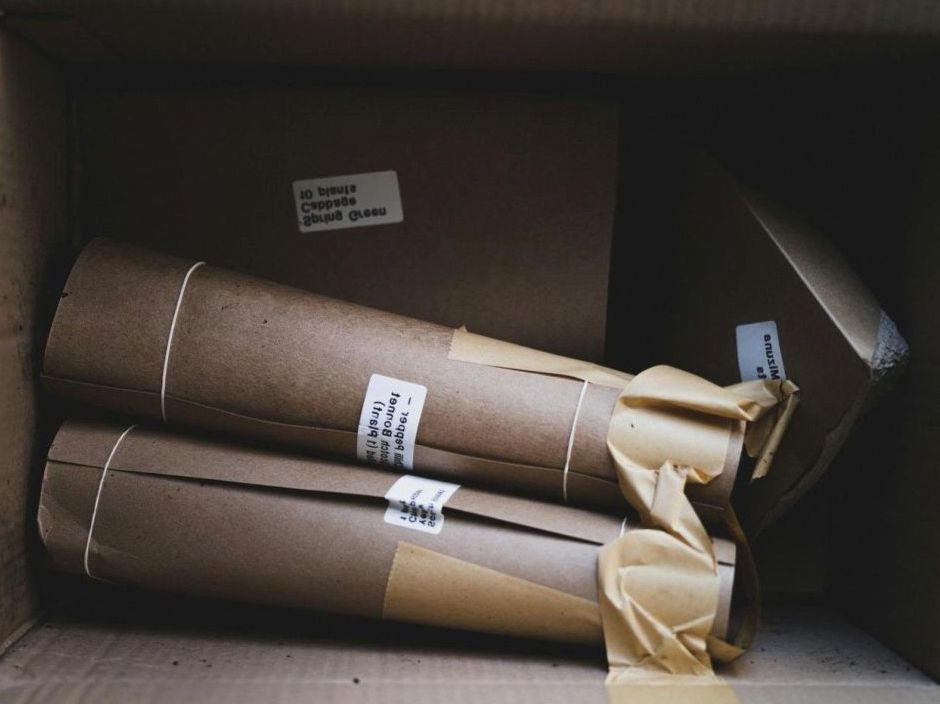 Kurier scannt Paket für die Zustellung