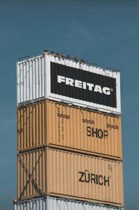 Regale und Paletten